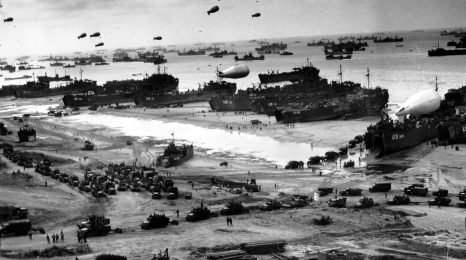 Prise de vue sur Omaha, ou convergent les navires, qui délivrent une concentration impressionnante d'hommes, de véhicules, et de matériel. Des files de 6X6 et de jeeps s'apprêtent à quitter la plage.
Devant Colleville-sur-Mer, probablement le 9 ou le 10 juin, lors de l'arrivée de la 2nd US Armored Division, la première division  blindée à débarquer sur les plages US. Une dizaine de LST (dont les 262 et 310) ont été échoués pour une marée sur la plage pour débarquer rapidement cette grande unité, au risque de voir des LST casser leur quille sur une plage qui est très déformée naturellement par les bancs de sable et les chenaux. Finalement tout s'est bien passé, mais les capitaines étaient sûrement inquiets.
voir la p012689